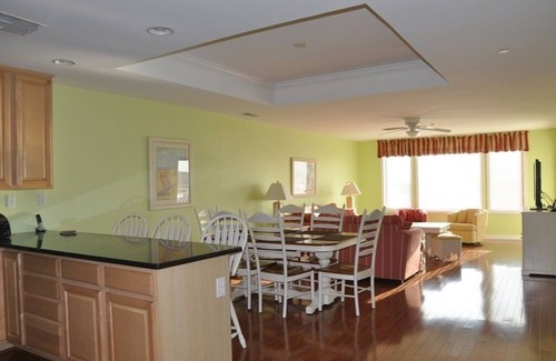 Wildwood Condo | Experience Breathtaking Bay Sunsets at Marina Bay Retreat