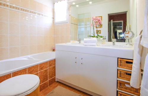 Morieres-les-Avignon House | Relaxing Vacation Home with Pool and Great Amenities