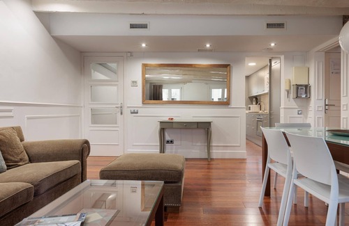 El Born Apartment | Elegant Dali Deluxe Apartment in City Center with Ocean View