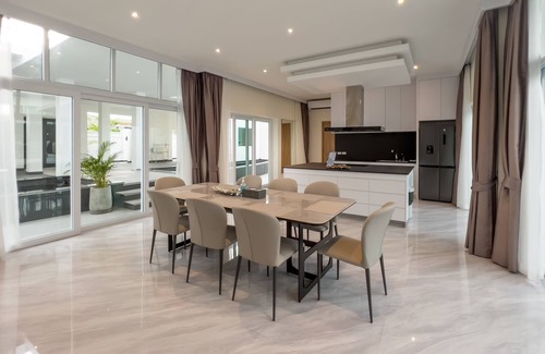 Nong Prue Villa | Delight in Poolside Sunset Views, Steps from Downtown