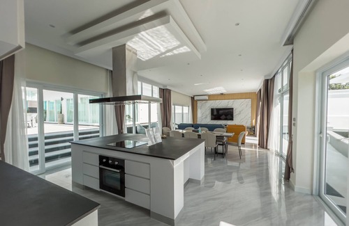 Nong Prue Villa | Delight in Poolside Sunset Views, Steps from Downtown