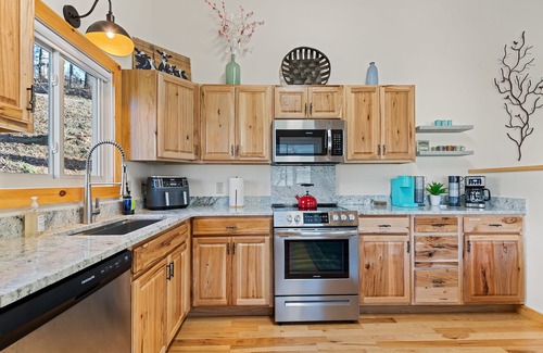 Waynesville Cabin | Experience a Fabulous Retreat with Hot Tub and Private Amenities