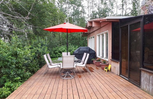 Westerose Cabin | Idyllic Waterfront Cabin at Pigeon Lake with Ocean View