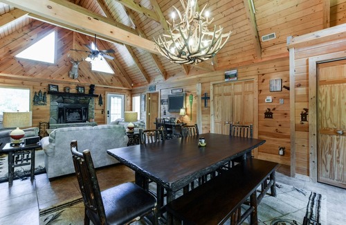 Branson Cedars Cabin | Experience Fish Camp Lodge: 3 Beds, Spa & Pool Retreat