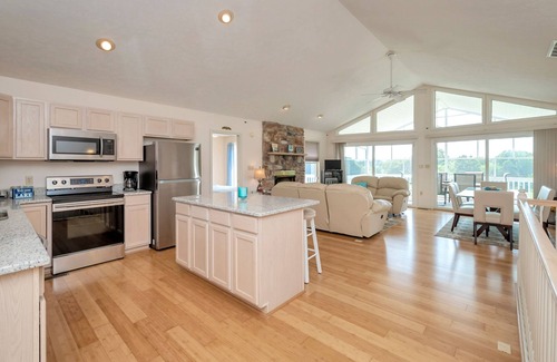 Twin Oaks House | Relax by the Lake: Cozy Home with Dock & Outdoor Fun
