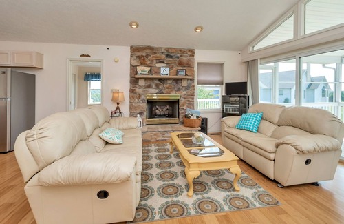 Twin Oaks House | Relax by the Lake: Cozy Home with Dock & Outdoor Fun