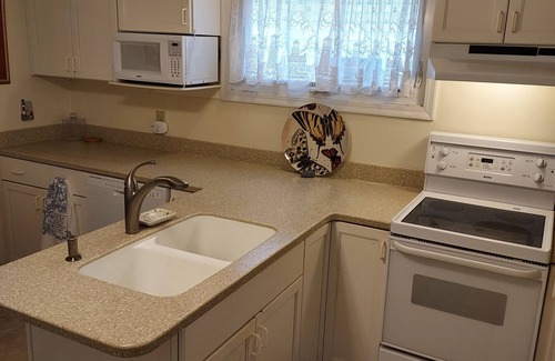 York Beach Condo | Experience Ocean Views at Sea Snug Condo by Long Sands Beach
