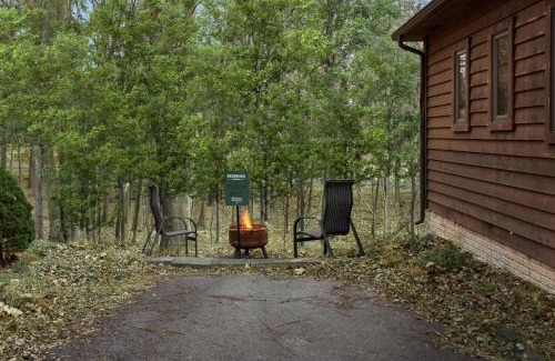 The Woods House | Enjoy Mountain Views Fire Pit Grill Deck & WiFi