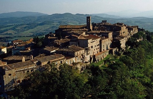 Monteguidi Apartment | Experience Tuscan Bliss: Pool, Restaurant & Family-Friendly
