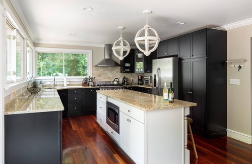 Middletown House | Relax at Coastal Hideaway: Oceanfront, Spa & Hot Tub