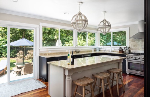 Middletown House | Relax at Coastal Hideaway: Oceanfront, Spa & Hot Tub