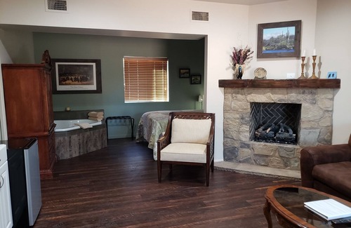 Pine Cabin | Relax in Our Remodeled Studio Cabins with Jacuzzi & Kitchen