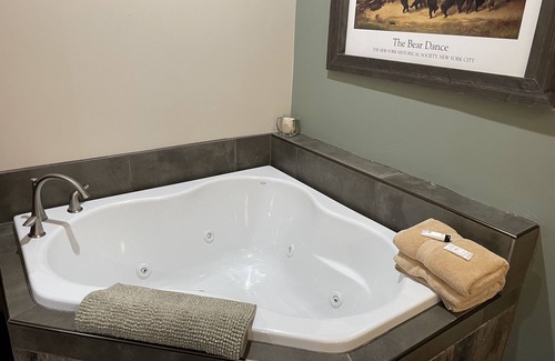 Pine Cabin | Relax in Our Remodeled Studio Cabins with Jacuzzi & Kitchen
