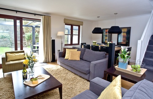 St Wenn Cabin | Relax in Open Plan Living with Private Terrace in Cornwall