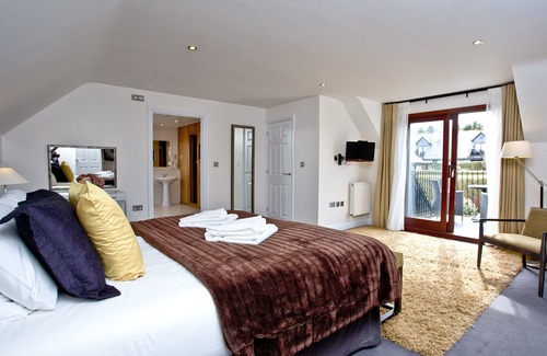 St Wenn Cabin | Relax in Open Plan Living with Private Terrace in Cornwall