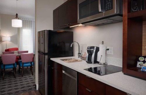 Lake Worth Hotel | Enjoy Outdoor BBQs & More from Your Comfortable Queen Suite - 2 Units