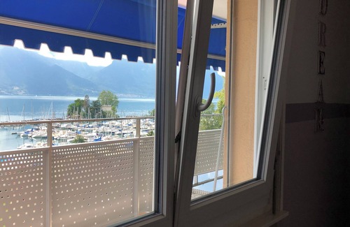 Montreux Apartment | Scenic Lakeside Retreat: Pet-Friendly Flat with Ocean Views
