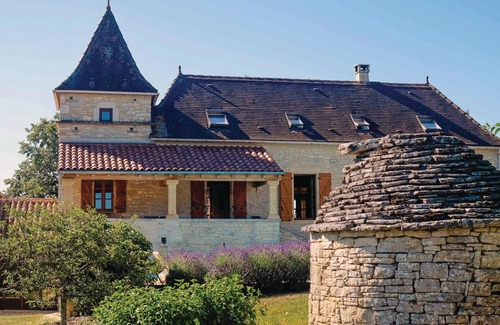 Gindou House | Ideal 5-Bedroom Retreat in Gindou with Unique Amenities