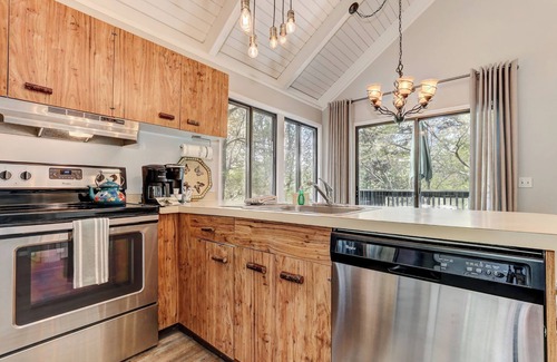 Big Canoe House | Tranquil Castaway Cottage: Pet-Friendly Retreat in Big Canoe