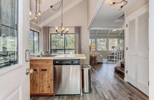 Big Canoe House | Tranquil Castaway Cottage: Pet-Friendly Retreat in Big Canoe