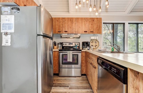 Big Canoe House | Tranquil Castaway Cottage: Pet-Friendly Retreat in Big Canoe