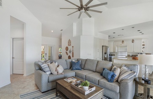 Falcons Glen House | Experience Exclusive Golf Course Access in Naples Home