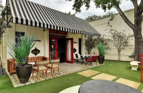 Brentwood Apartment | Experience Poolside Relaxation at N Lamar with Cabanas