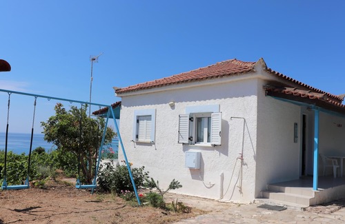 Pylos-Nestoras House | Seaside Escape in Messenia: Guest Rated 9.8, Pet Friendly