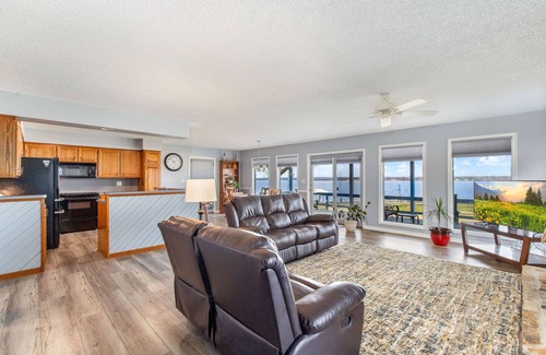Grove House | Experience Enchanting Sunsets at Lakefront 2 BR Home