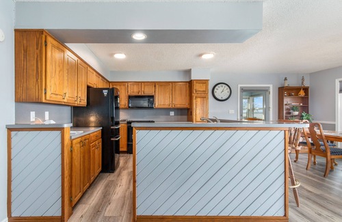 Grove House | Experience Enchanting Sunsets at Lakefront 2 BR Home