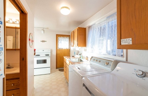 Depoe Bay House | Experience Oceanfront Bliss at Our Pet-Friendly Retreat