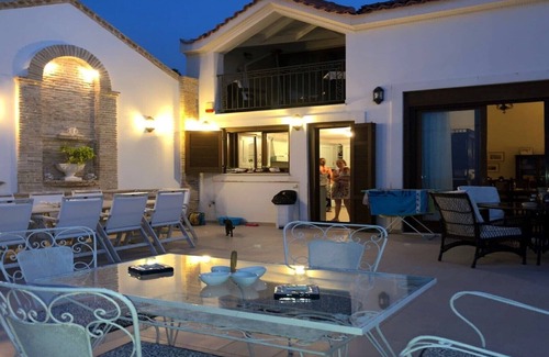 Koroni House | Experience the Beauty of Koroni with a Cozy Kitchen Retreat