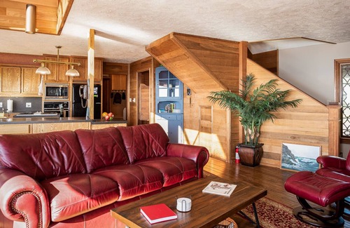 Chinook House | Columbia River Paradise: Oceanfront Retreat with Spa & Views