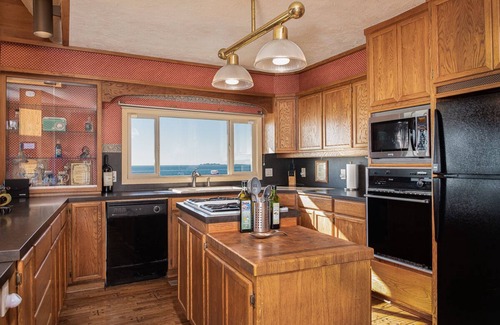 Chinook House | Columbia River Paradise: Oceanfront Retreat with Spa & Views
