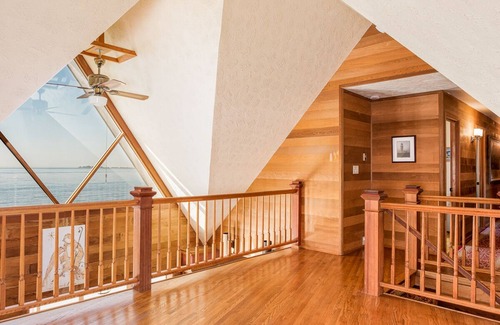 Chinook House | Columbia River Paradise: Oceanfront Retreat with Spa & Views