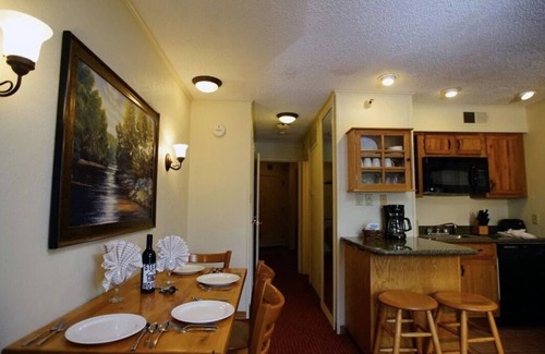 Avon Condo | Unwind in a Colorado Mountain Loft with Pool & Spa
