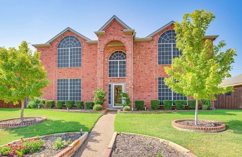 Rowlett House | Enjoy the peace and quiet back patio with Lagoon pool.