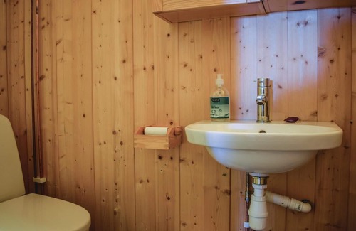 Kroderen House | Discover a Cozy Cottage with Lake Views at Norefjell