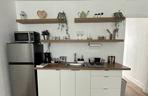Golden Glades House | Enjoy the simplicity of this quiet central home in North Miami Beach!