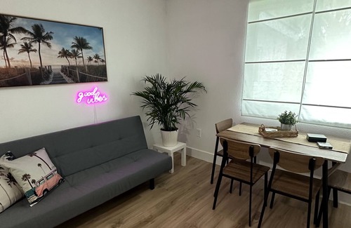 Golden Glades House | Enjoy the simplicity of this quiet central home in North Miami Beach!