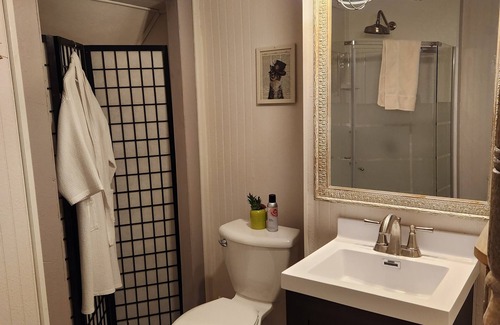 Lansing House | Relax in a Victorian Top Floor Suite with Spa and Hot Tub