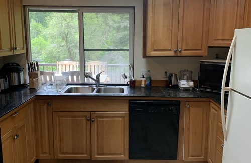 South Hills House | Discover Nature, Trails, and Town: Guest Rated 9.8/10