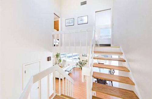 Bristol House | Relax by the Waterfront and Enjoy Breathtaking Sunsets