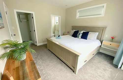 Youbou House | Modern Lakehouse Escape with King Bed & Breathtaking Views