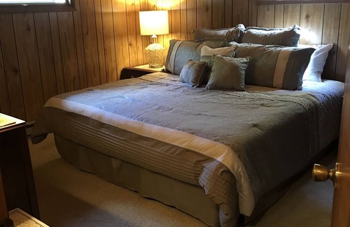 Middlesex Cottage | Tranquil Lakefront Getaway with Spa & Family-Friendly Perks