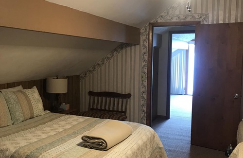 Middlesex Cottage | Tranquil Lakefront Getaway with Spa & Family-Friendly Perks