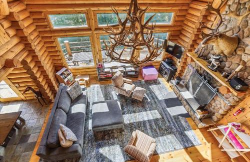 Central Vermont- Killington House | Discover a Bright Log Home with Open Floor Plan at Ridgetop
