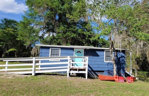 Keystone Heights Cottage | Enjoy this tranquil retreat on White Sands Lake away from all the hustle and bustle