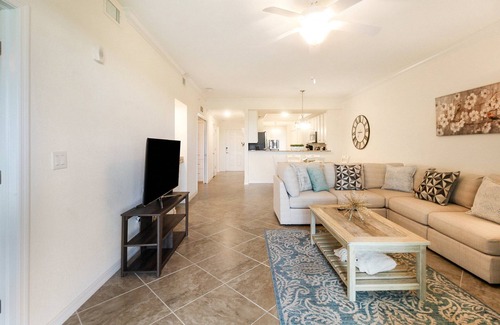 Lakewood Ranch Condo | Enjoy views of the immaculate green from your screened lanai at Lakeside National - Golfside Escape