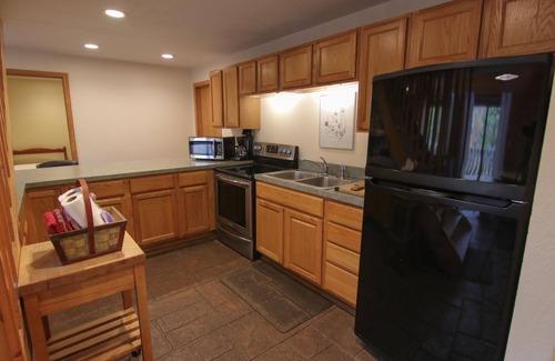 Athelstane Cabin | Family-Friendly Retreat with River Views and Kitchen Access